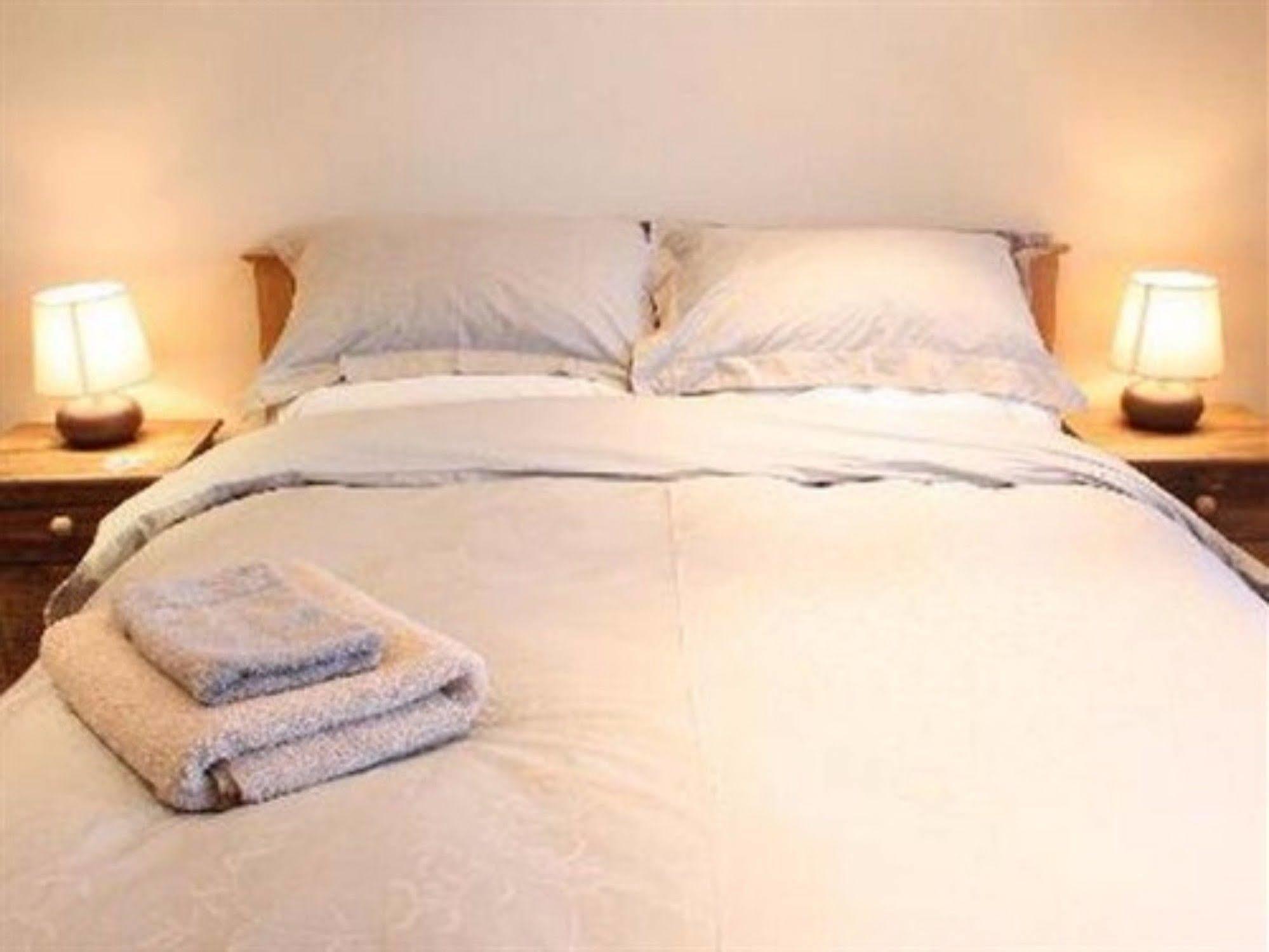 The Crown Radnage Hotel Buitenkant foto